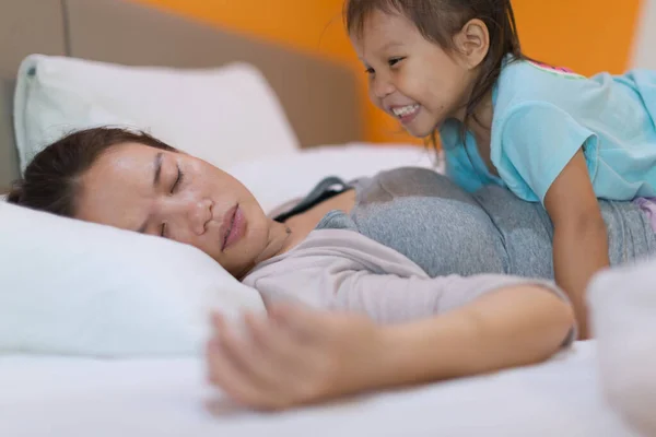 Trött Mamma Försöker Vila Medan Barnet Stör Henne Försöker Väcka — Stockfoto
