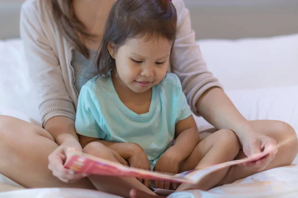 Niño Sentado Regazo Madre Con Libro Abierto Durante Historia — Foto de Stock