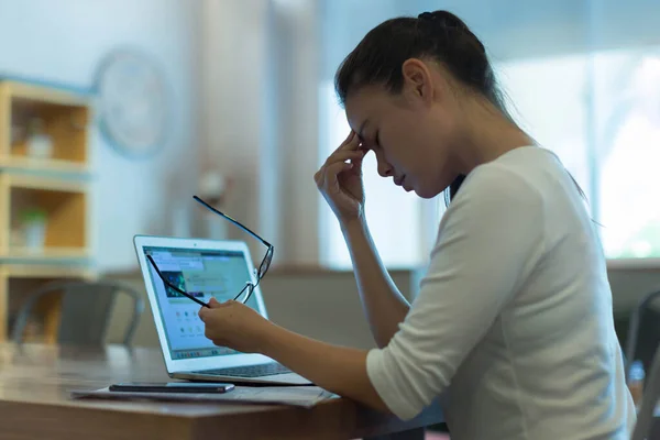 Exausta Estressada Mulher Fazendo Uma Pausa Computador Esfregando Seus Olhos — Fotografia de Stock