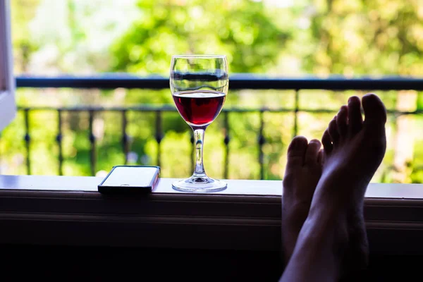 Vacation Theme Cellphone Enjoying Life Glass Wine Porch — Stock Photo, Image