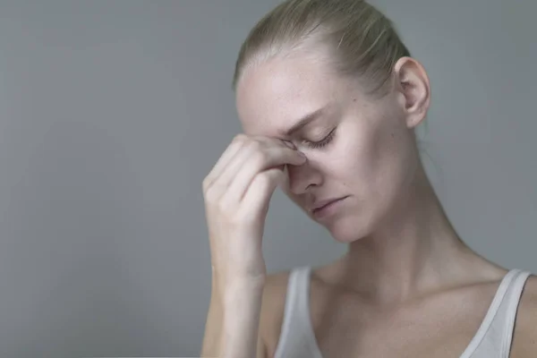 Infeliz Estressado Mulher Loira Olhando Para Baixo Sofrendo Depressão — Fotografia de Stock