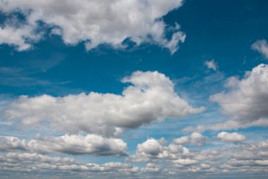 Beyaz kümülüs bulutlarıyla güzel mavi gökyüzü. Bulutlu manzara arkaplanı.