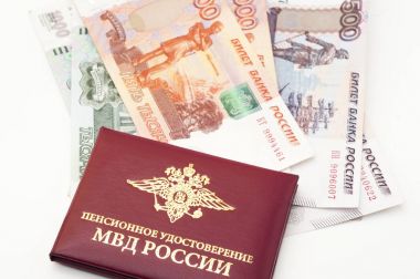 Bir çalışan İç İşleri Bakanlığı emeklilik belgesi üzerinde para yatıyor