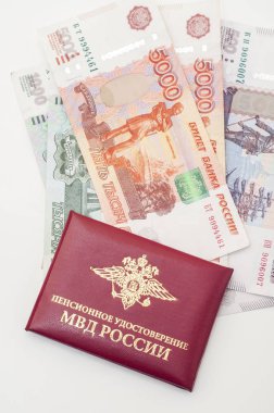 Bir çalışan İç İşleri Bakanlığı emeklilik belgesi üzerinde para yatıyor