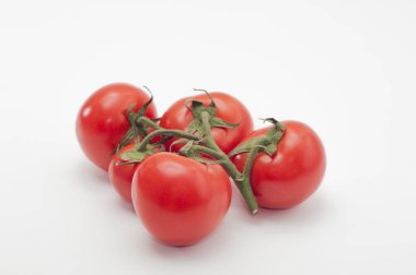 Beyaz arkaplanda kırmızı kiraz domatesleri