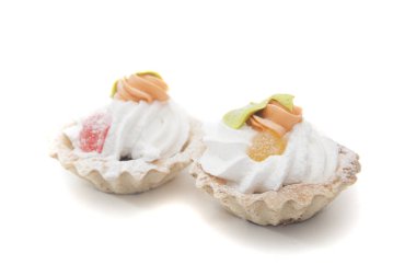 Pasta Bisküvi beze beyaz zemin üzerine krema ile