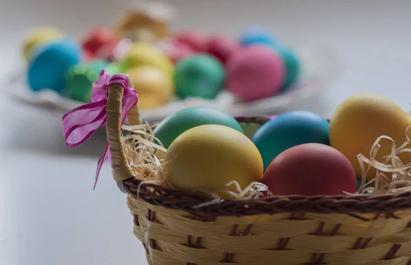 Пасхальные яйца в корзине — стоковое фото