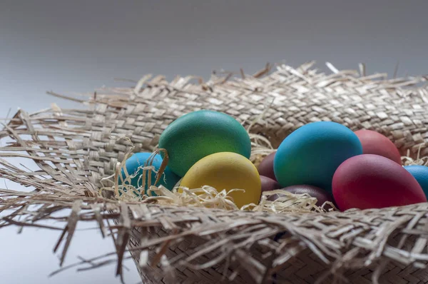Пасхальные яйца в шляпе — стоковое фото