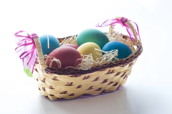 Huevos de Pascua en una cesta Imagen de stock