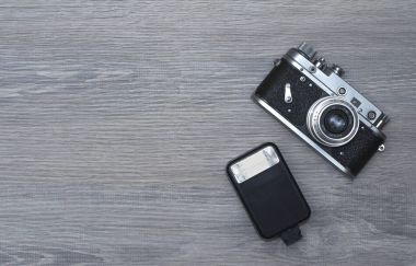 Gri bir arka plan üzerinde Retro kamera