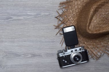 Gri bir arka plan üzerinde Retro kamera