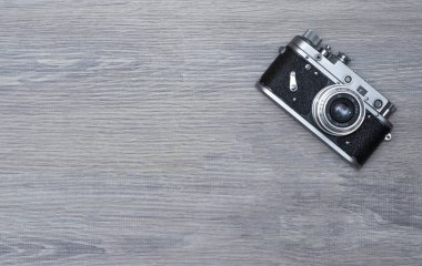 Gri bir arka plan üzerinde Retro kamera
