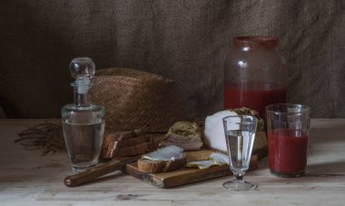 domuz yağı ve domates suyu ile votka