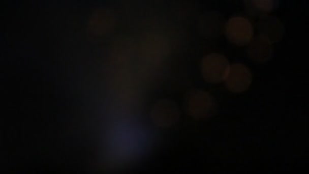 Feux d'artifice colorés explosant dans le ciel nocturne .