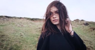 Doğa doğal güzel esmer kız portre. 4k