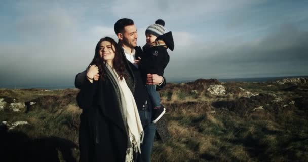 Gelukkige familie van drie meet de dageraad-zon. 4k — Stockvideo