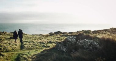 Mutlu genç aile ile doğanın keyfini birlikte, açık havada. Gün batımı. 4 k. denize gitmek. Yavaş Scene