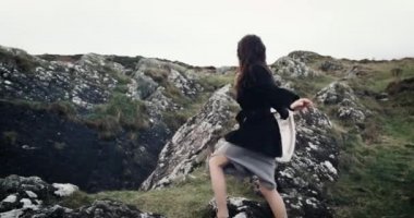Dağlardaki deniz kenarında koşu kararlı kadın. Kırmızı sinema kamera ile yavaş motion.4k.Shot.