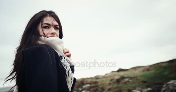 Suis-moi fille concept. Jeune modèle assez heureux souriant et marchant dans le parc. 4k. Belle charmante jeune fille marche . — Video