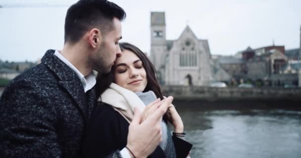 Una pareja feliz abrazándose en la ciudad, en cámara lenta. La epopeya roja. 4k — Vídeo de stock