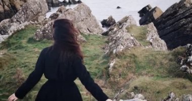 Dağlardaki deniz kenarında koşu kararlı kadın. Ağır çekim.