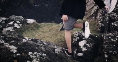 Dağlardaki deniz kenarında koşu kararlı kadın. Ağır çekim. Ayrıntılı legs.4k
