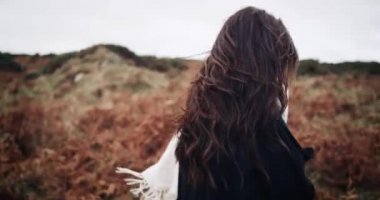Dağ kenar kamera için poz flört içinde yürüyüş güzel çekici genç kız. gülümseyerek. 4k