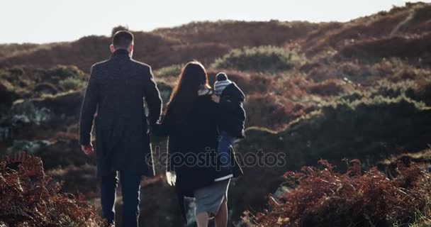 Ευτυχισμένη οικογένεια νέοι με την απόλαυση της φύσης μαζί, σε εξωτερικούς χώρους. Ηλιοβασίλεμα. 4 k. πυροβόλησε με κόκκινο κινηματογραφική κάμερα. — Αρχείο Βίντεο