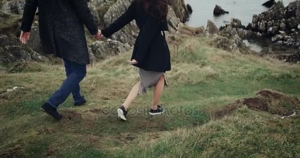 Volg mij, jonge gelukkige paar loopt door Slowmotion, lens flare. — Stockvideo