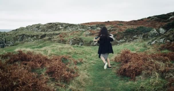 Joven chica feliz corriendo en el campo de amapola en vestido blanco, cámara lenta. 4k — Vídeos de Stock