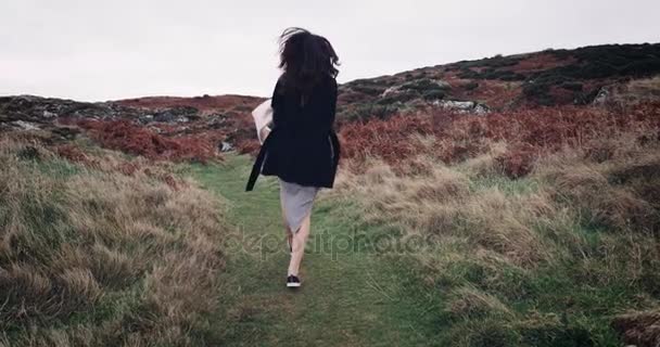 Jeune fille heureuse courant dans le champ de pavot en robe blanche, au ralenti. 4k. Courir puéril — Video