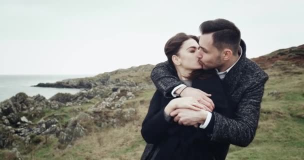 Retrato de jovem belo casal turístico. Amantes intensos paixão desejo ao ar livre. Estilo de vida romântico férias, viagens . — Vídeo de Stock