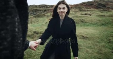 Bana kız kavramı izleyin. Gülümseyen ve Park'ta yürüyordunuz genç oldukça mutlu modeli. 4k