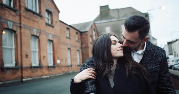 Junges attraktives Touristenpaar, das sich in einer romantischen Stadt umarmt und küsst. 4k — Stockvideo