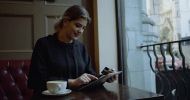 Güzel kadın online bankacılık online kredi kartı ile alışveriş ipad kullanma
