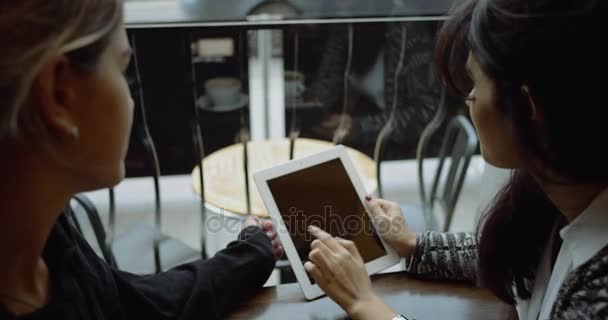 Jóvenes amigos con tableta y cerveza en la cafetería. 4k. Detalle — Vídeo de stock