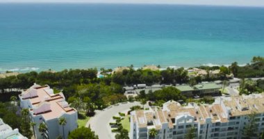 Marbella şehir Plajı Malaga yakınındaki üzerinde uçan helikopter havadan görünümü. 4k Kızıl Ejder. HD