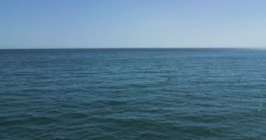 Sakin Akdeniz deniz mavi gökyüzü üzerinde uçan. 4k Kızıl Ejder. HD