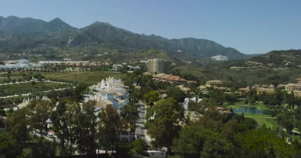 Flug über die Stadt Marbella. Spanien 2016. Überfliegen der Berge. 4k roter Drache — Stockvideo