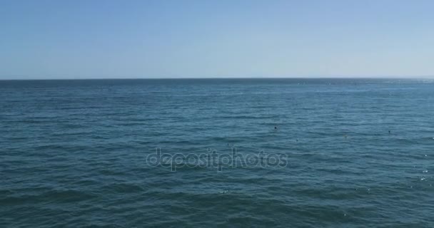 Voando sobre o calmo mar Mediterrâneo céu azul. Dragão Vermelho 4K. HD — Vídeo de Stock