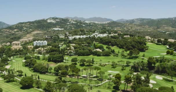 4 k helikopter luchtfoto vliegen over Marbella golfbaan in de buurt van bergen. Spanje 2016. HD — Stockvideo