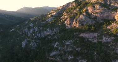 Sarp dağ cliff İspanya'nın havadan görünümü. 4k