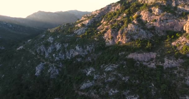 스페인에서 가파른 산 절벽의 공중 전망입니다. 4 k — 비디오