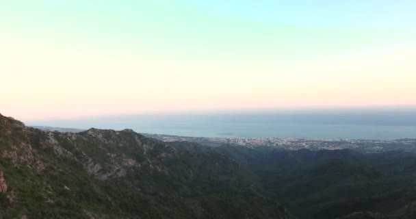 鸟瞰图︰ 飞越马贝拉山上和 sea.4k — 图库视频影像