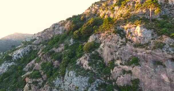 航拍视频美丽山脉的飞越高的悬崖。4 k — 图库视频影像