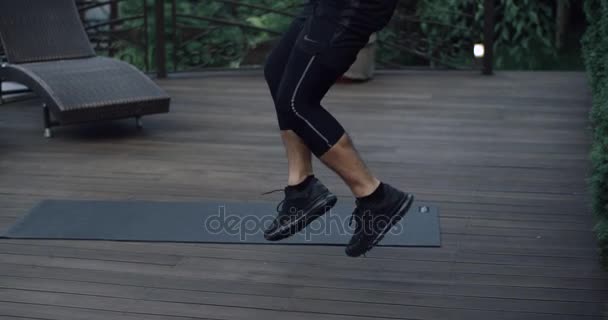 Hombre atlético joven haciendo ejercicio en el gimnasio. Plyometrics ejercicio de entrenamiento de fuerza por ajuste modelo masculino de entrenamiento. Disparo en la EPIC ROJA . — Vídeos de Stock