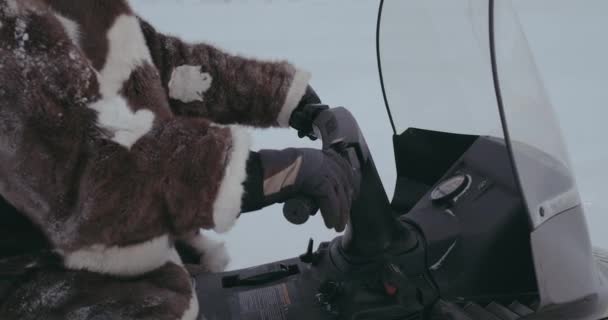 Un detalle de viajero mano que conduce una moto de nieve. Red Epic Cinema Shot 4k. Lento motion.hd — Vídeo de stock