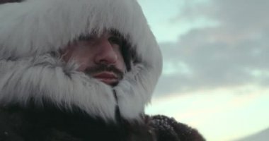 Soğuk kış Buhar ve uzak görünüyor geleneksel Ren geyiği paltolu adam ayakta bir portresini yakın çekim. Kuzey Kutbu seferi 2016. Sinema kamera üzerinde kırmızı epik 4 k vurdu. Ağır çekim