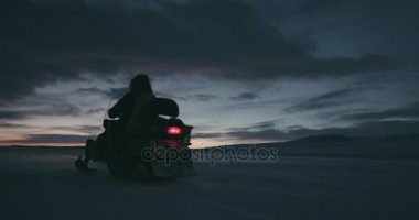 Reindeers parka snowmobiling kar fırtınası büyük güzel gün batımı sahasının aracılığıyla Kuzey Kutbu adam. Sefer 2016. HD