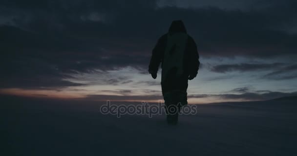 Detail polární cestovatel oblečené v tradičních sobí kůže kabát, který prochází vánice na krásný západ slunce. Polární expedice 2016. Snímek v rozlišení 4 k. HD — Stock video